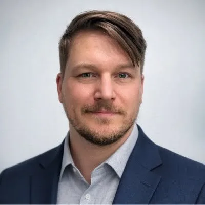 Headshot of Kalibb Vaillancourt, the photographer behind GoForBokeh.